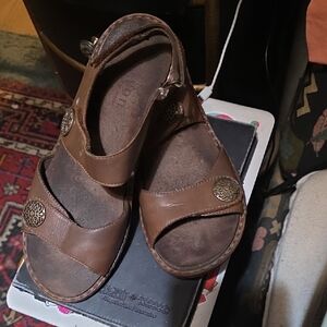 Aravon Brown Leather Open-Toe Comfort Sandals
